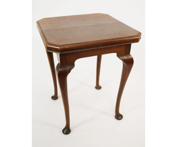 A Solid Oak Pub Table with Cabriole Legs 1