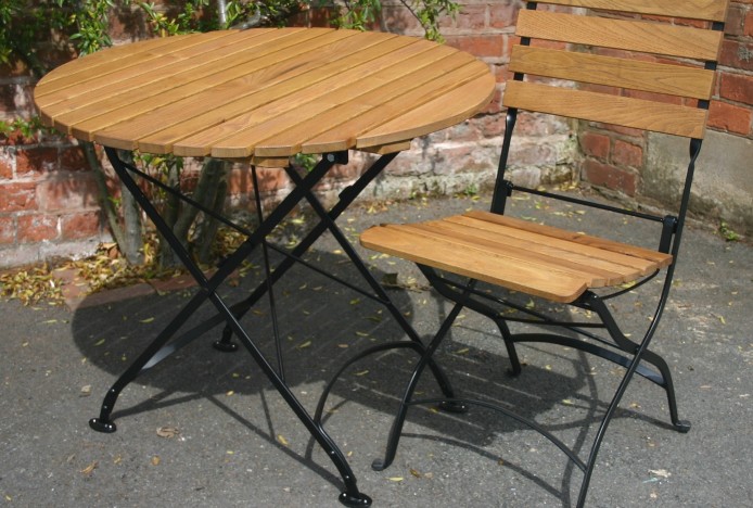 Broseley round folding table with Brosley chair3