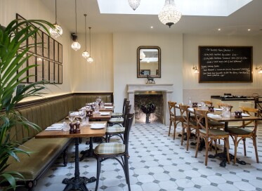 The Hunters Moon dining room 4